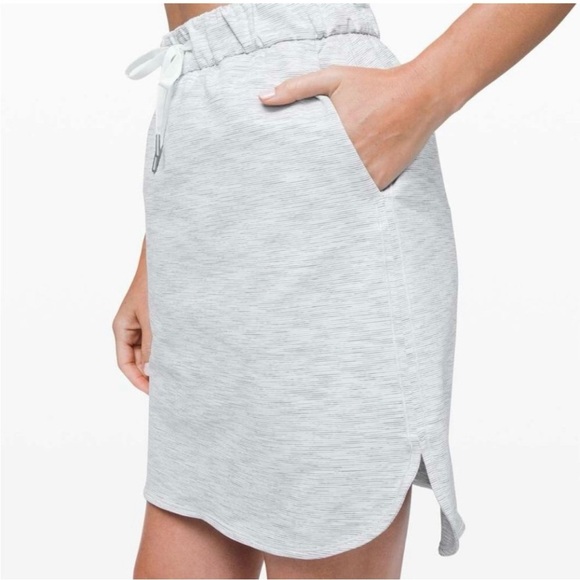 Lululemon On the Fly Athletic Skirt Size 6 Grey Athleisure Chic Preppy - Picture 1 of 12